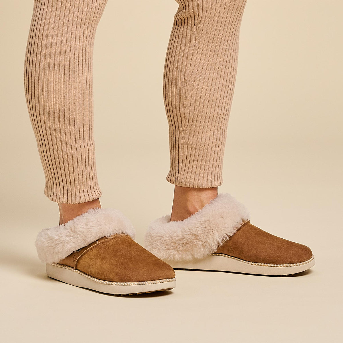 Ku‘i Women‘s Slip-On Slippers - Tan / Bone
