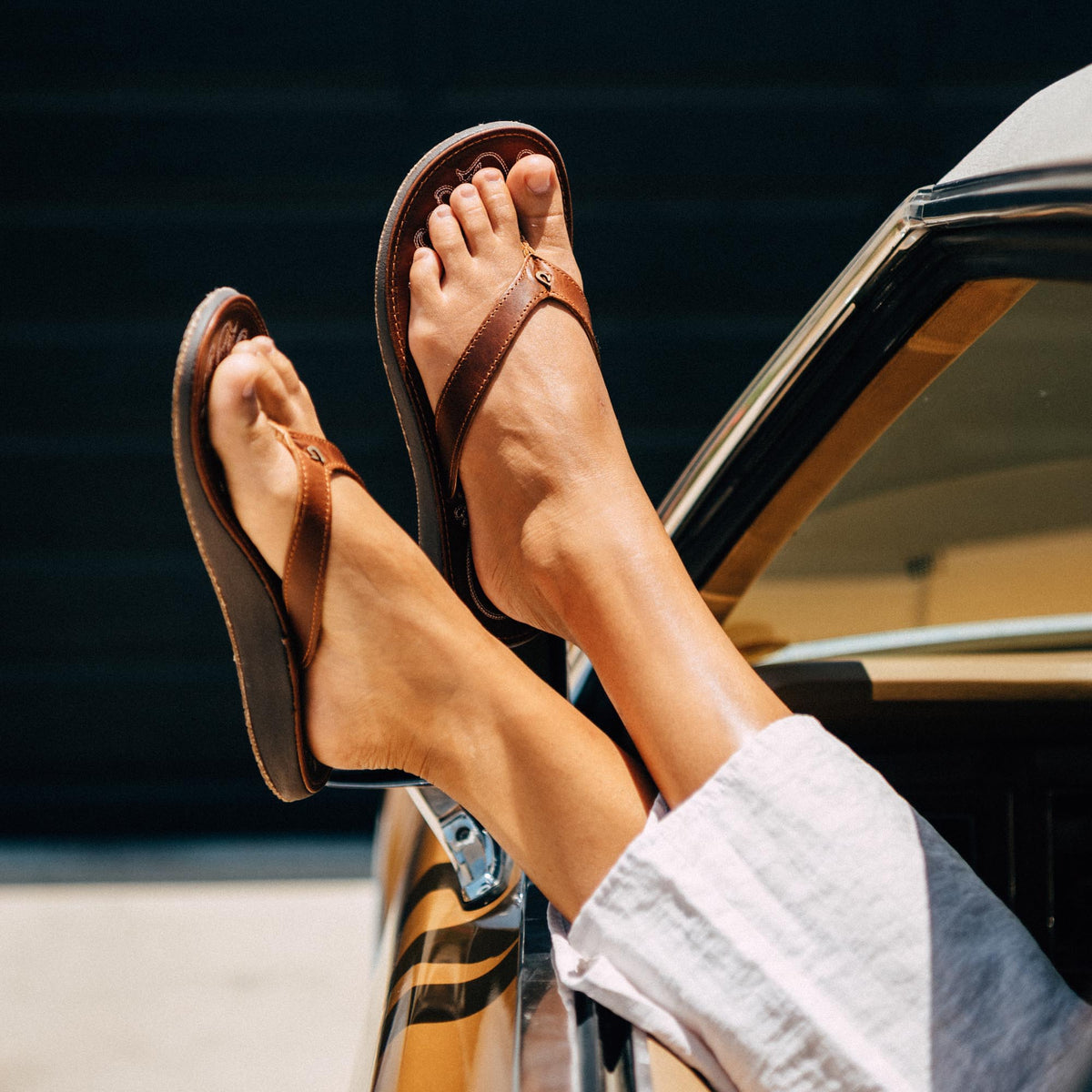 Paniolo Women’s Leather Beach Flip Flops - Natural