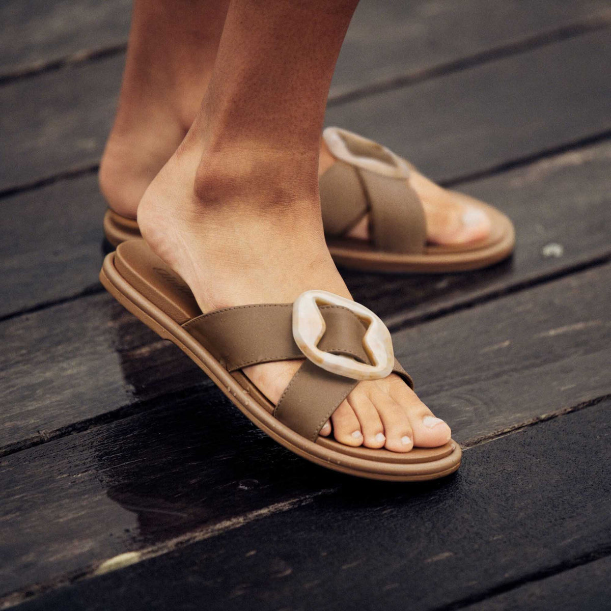 La‘i Slide Women’s Slide Beach Sandals - Tan