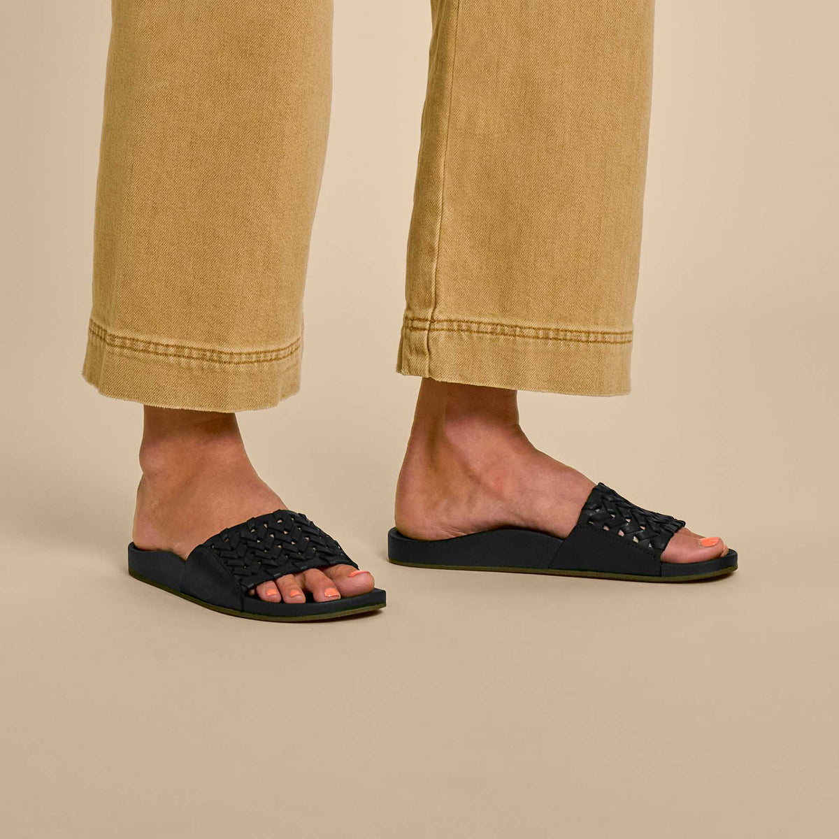 Kāmola Women’s Leather Slide Sandals - Black