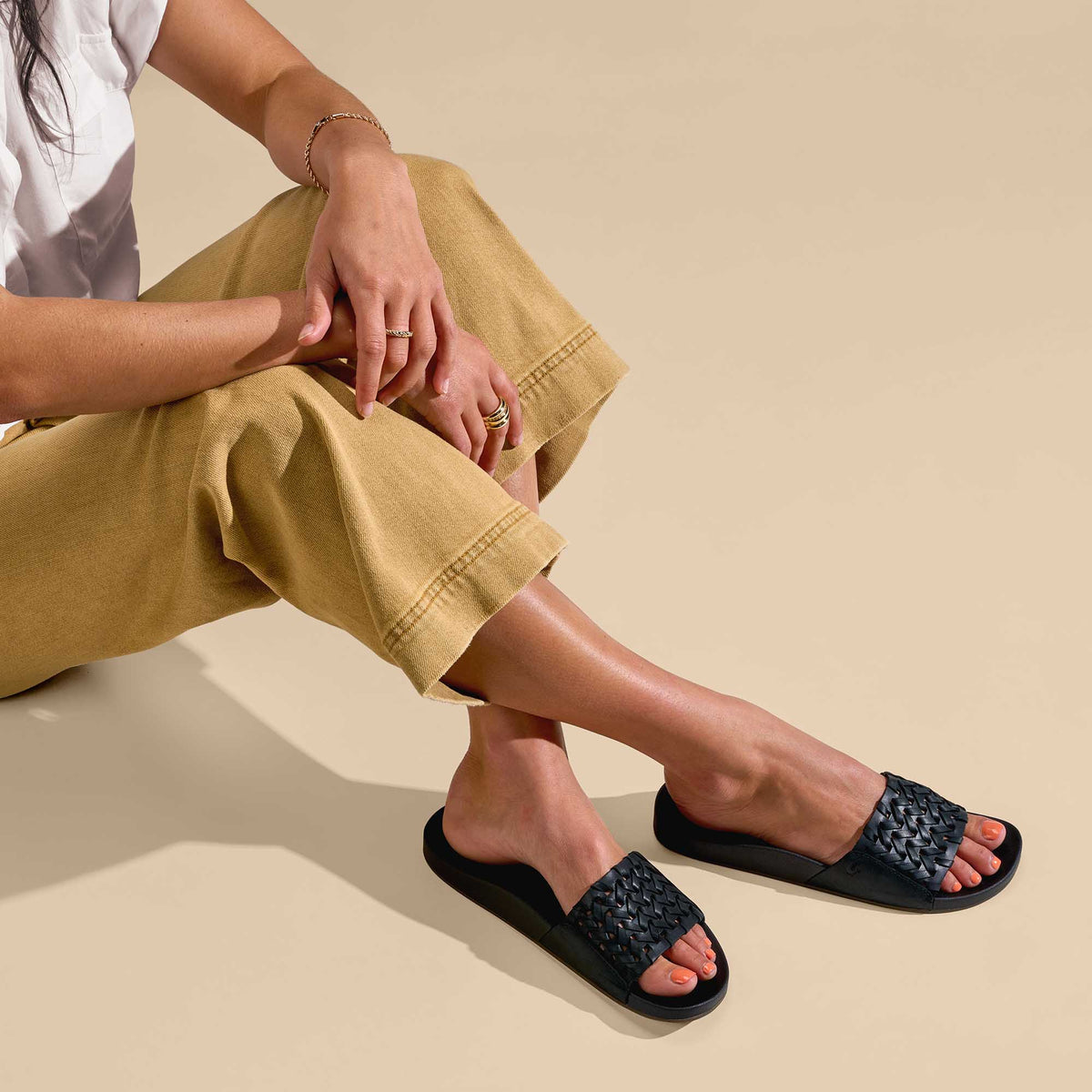 Kāmola Women’s Leather Slide Sandals - Black