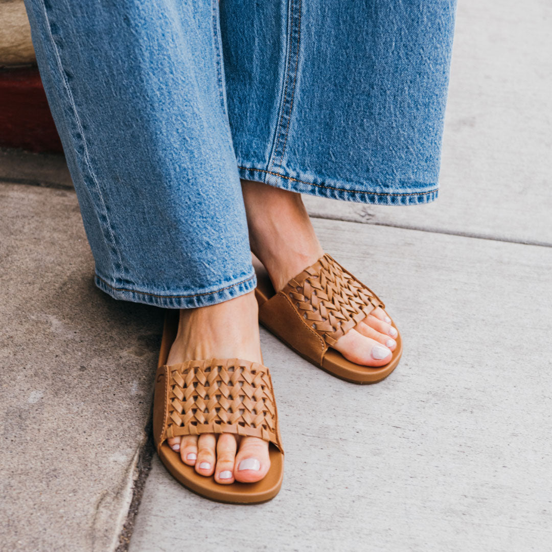 Kāmola Women’s Leather Slide Sandals - Tan