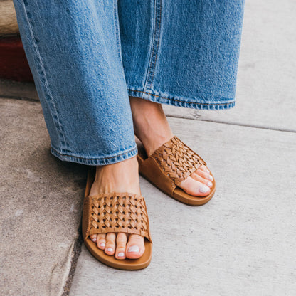 Kāmola Women’s Leather Slide Sandals - Tan