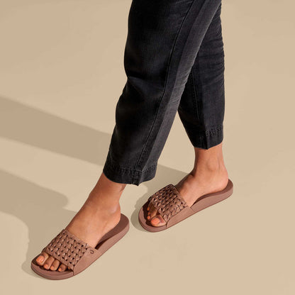 Kāmola Women’s Leather Slide Sandals - Tan